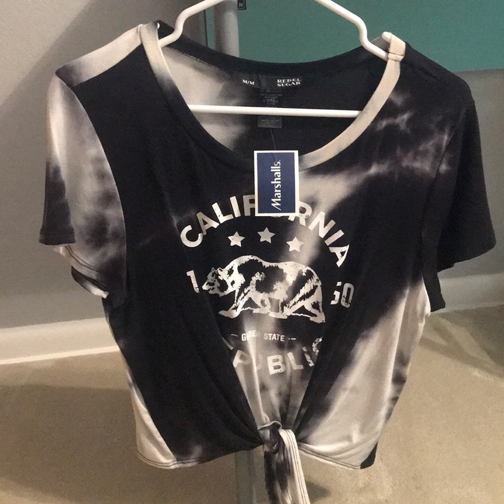 Black and white t-shirt w/ tie